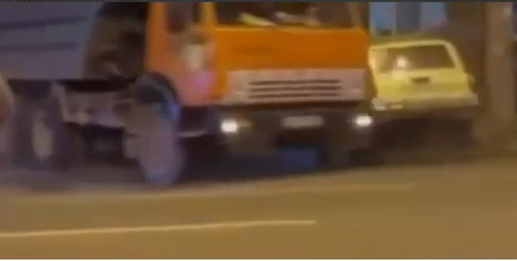 В Києві вантажівка без гальм знесла легковика та влетіла в будинок (ВІДЕО)