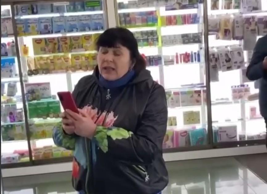 В Києві жінка зайшла в аптеку без маски та погрожувала фармацевту (ВІДЕО)