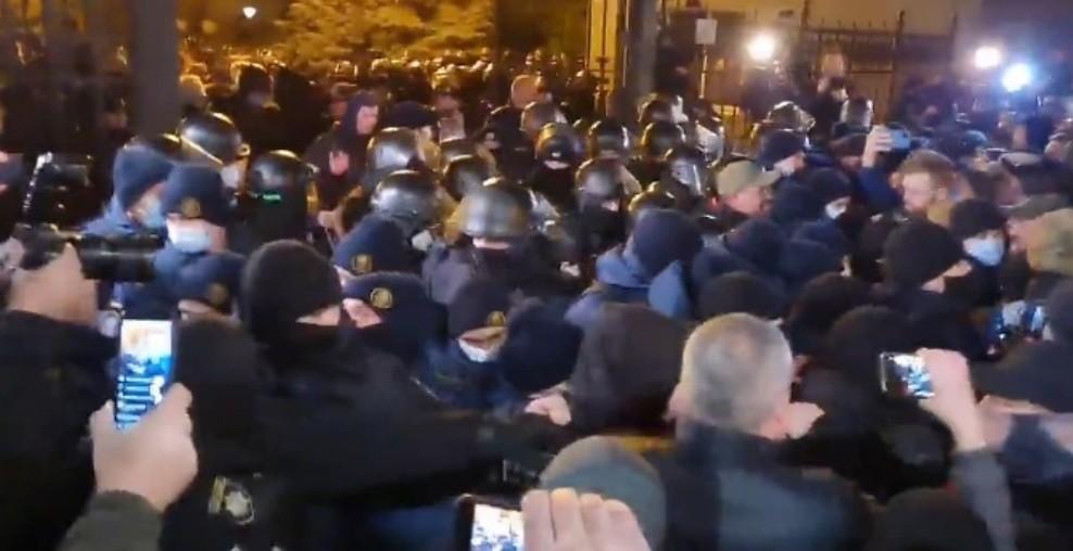 Акція протесту біля ОПУ: поліція Києва спростувала участь командира “Беркута”