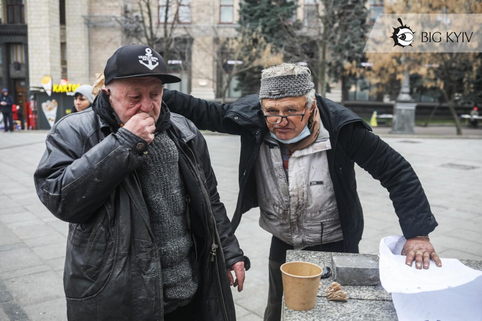 Всесвітній день бідних: волонтери у Києві роздали нужденним їжу та медичні маски (ФОТОРЕПОРТАЖ)