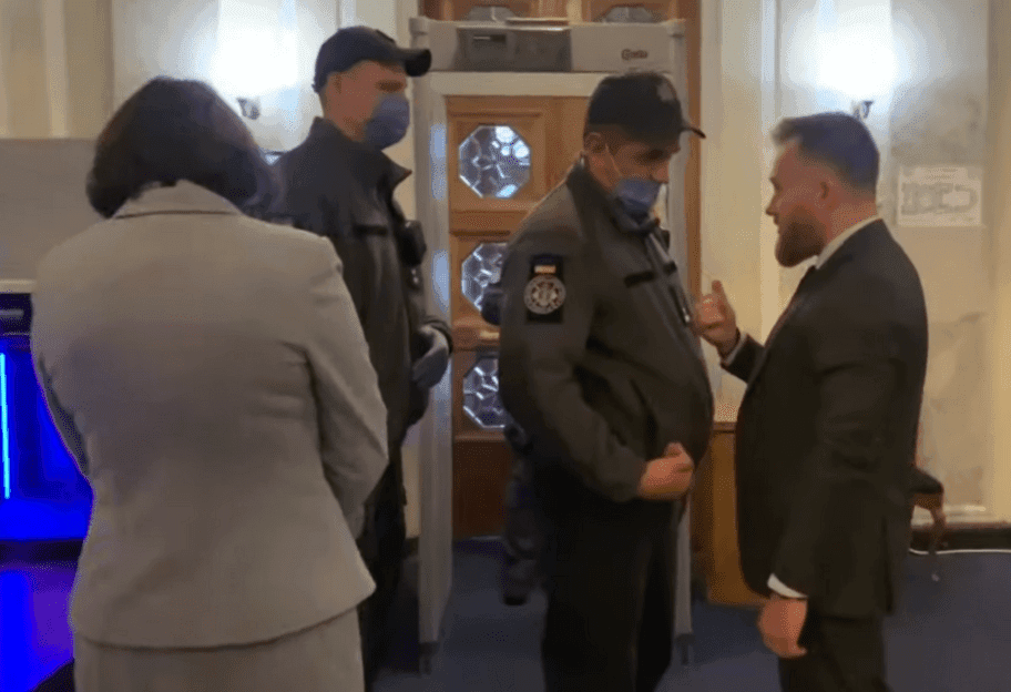 Нардеп, який заперечує коронавірус, причепився до охоронців Ради за ПЛР-тести (ВІДЕО)