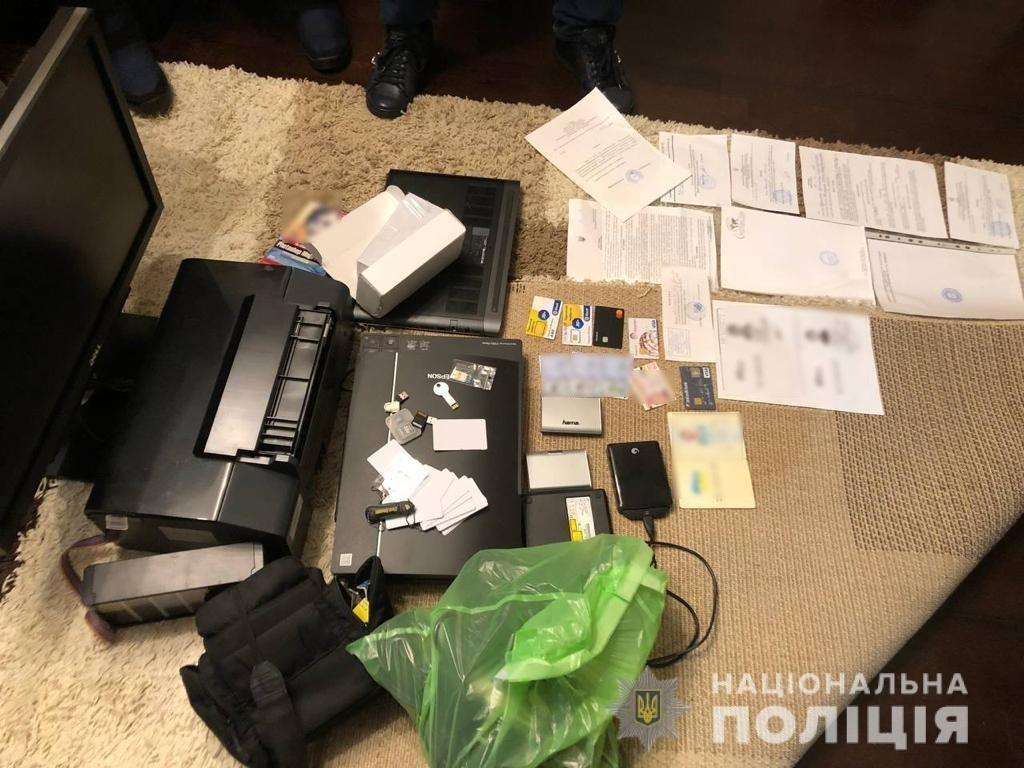 Під Києвом викрили “фірму” яка підробляла документи для нелегальних мігрантів (ФОТО)