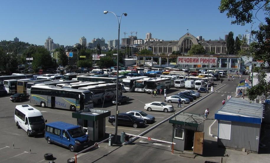 Поліцейські з автоматами заблокували рух транспорту на київському автовокзалі: що сталося (ВІДЕО)