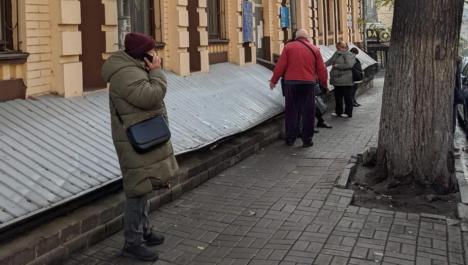 До Ритуальної служби в центрі Києва вишикувалася черга (ФОТО)