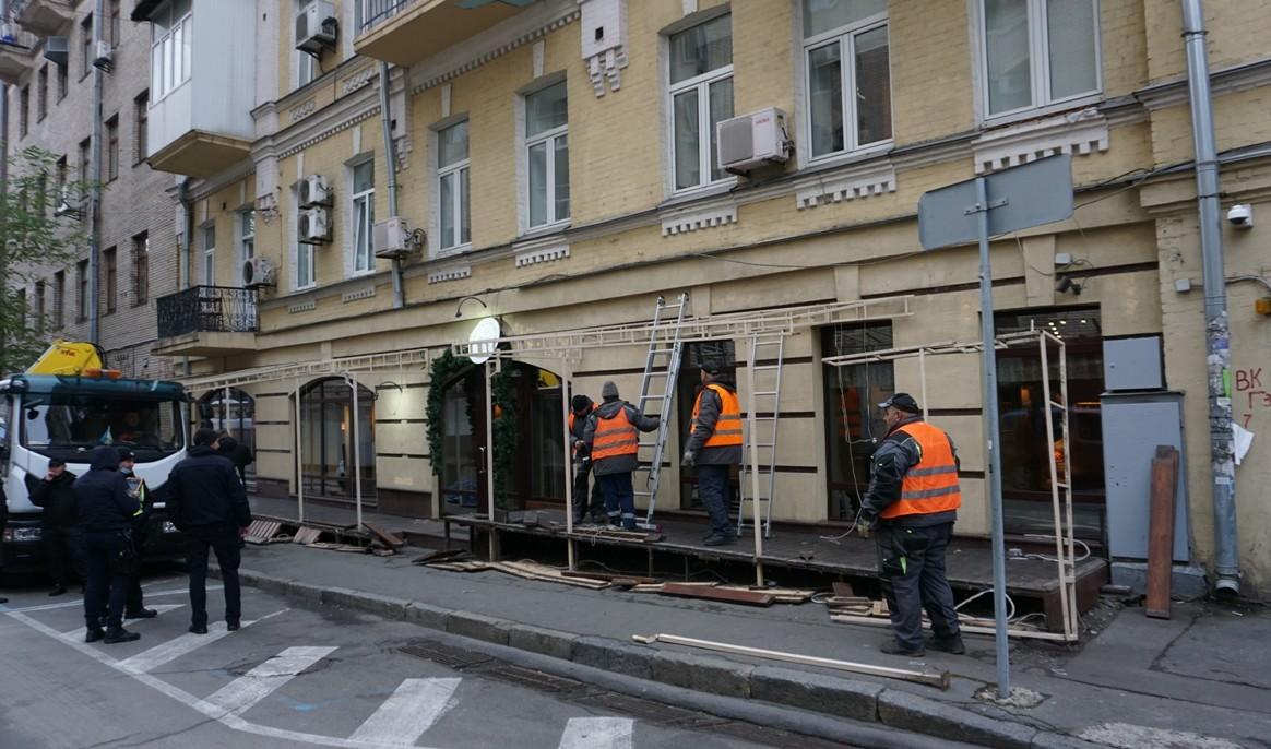 У Києві демонтують літні майданчики, що заважають прибирати сніг