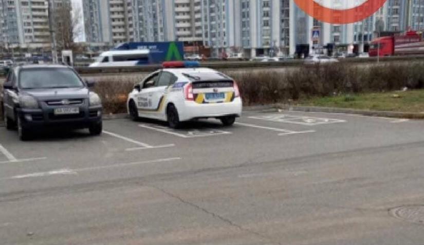 В Києві патрульні припаркувалися на місці для інвалідів (ФОТО)