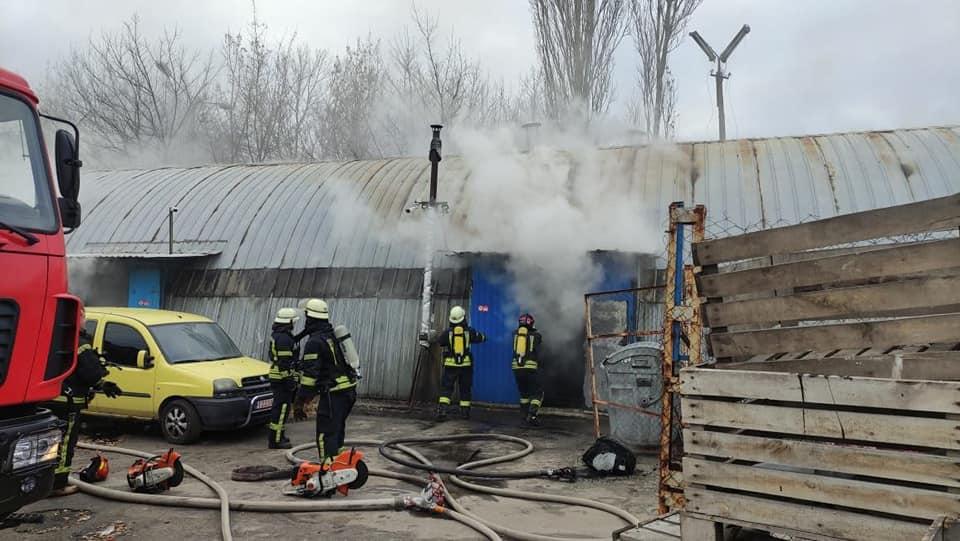 В Солом’янському районі загорівся ангар з хімікатами (ФОТО)