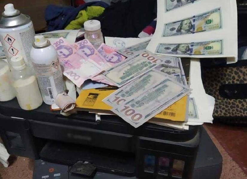В Києві затримали угрупування іноземців: виготовляли фальшиві гроші та збували наркотики (ФОТО)