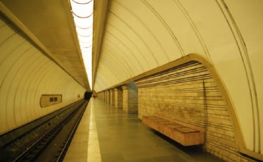 Пасажирів київського метро терміново висадили з поїзда на станції “Дружби народів”