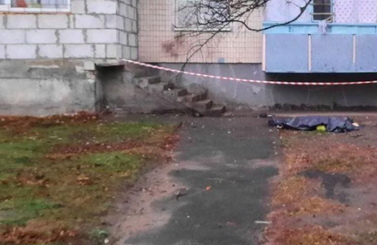 На Оболоні 84-річна жінка випала з вікна
