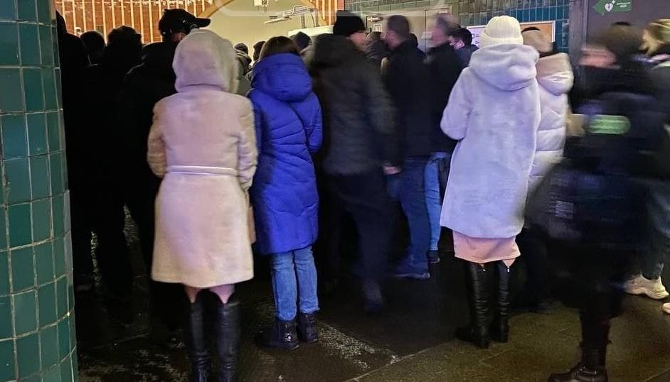 В метро Києва утворилися величезні черги через збій у продажі квитків (ВІДЕО)
