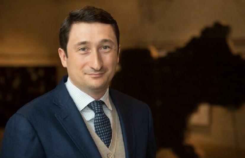 Порушення ПДР і перекриття доріг у центрі Києва: ЗМІ показали, як їздить кортеж міністра Чернишова