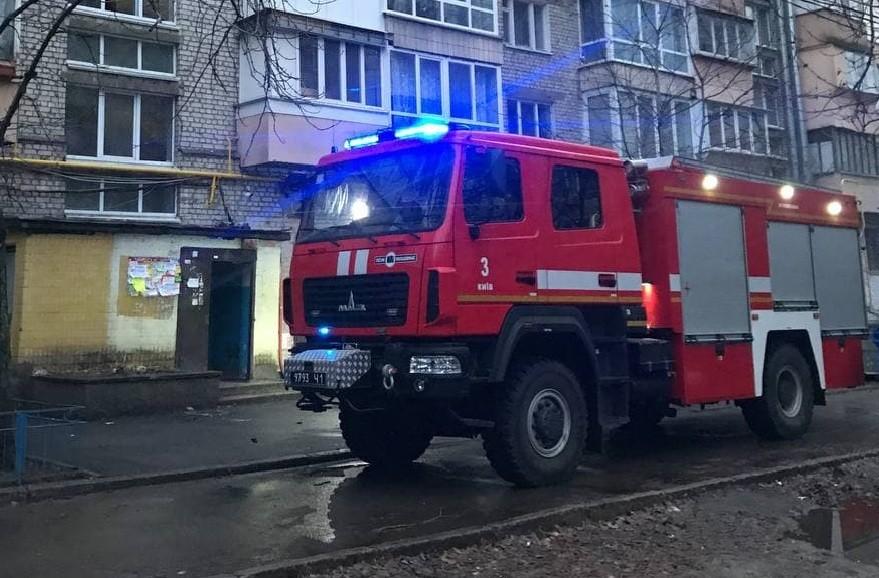 Смертельна пожежа на Чоколівці: жінка померла на руках медиків