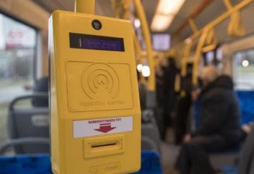 У наземному транспорті столиці можна буде платити банківською карткою