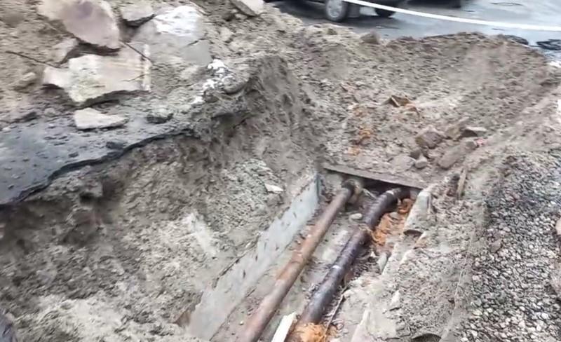 5 днів без гарячої води та опалення: на Дарниці прорвало трубу (ВІДЕО)