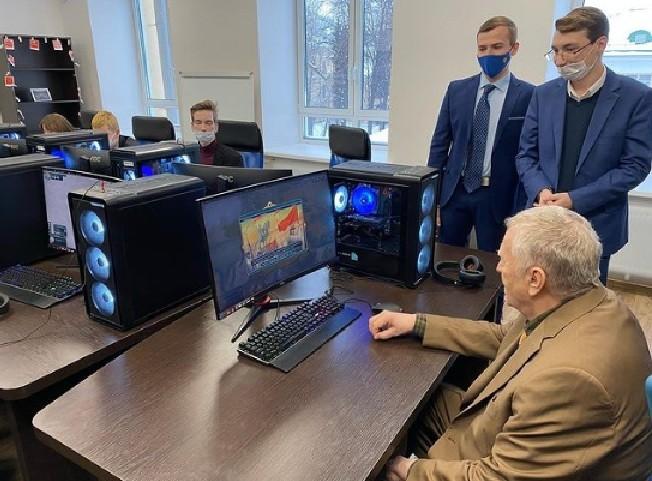 Забув прийняти пігулки? Жириновський похизувався “військовим захопленням” Києва (ФОТО)