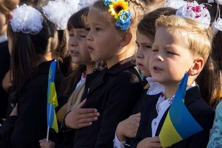 школярі співають гімн