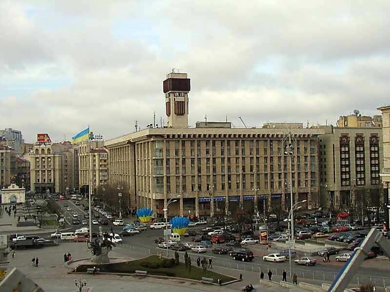 Годинникове жлобство: кияни бачать тільки рекламу, замість часу і температури