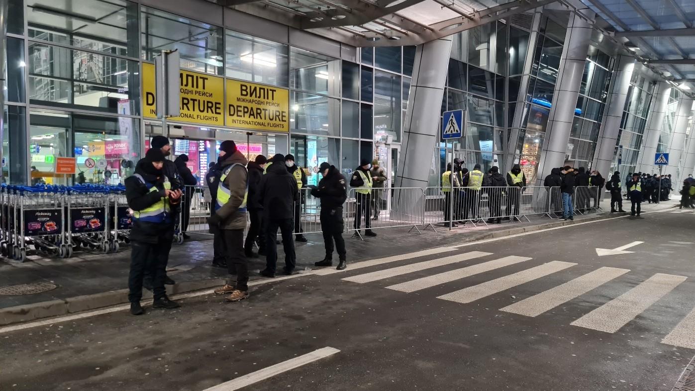 Приліт Порошенка: аеропорт “Київ” оточують правоохоронці (ФОТО)