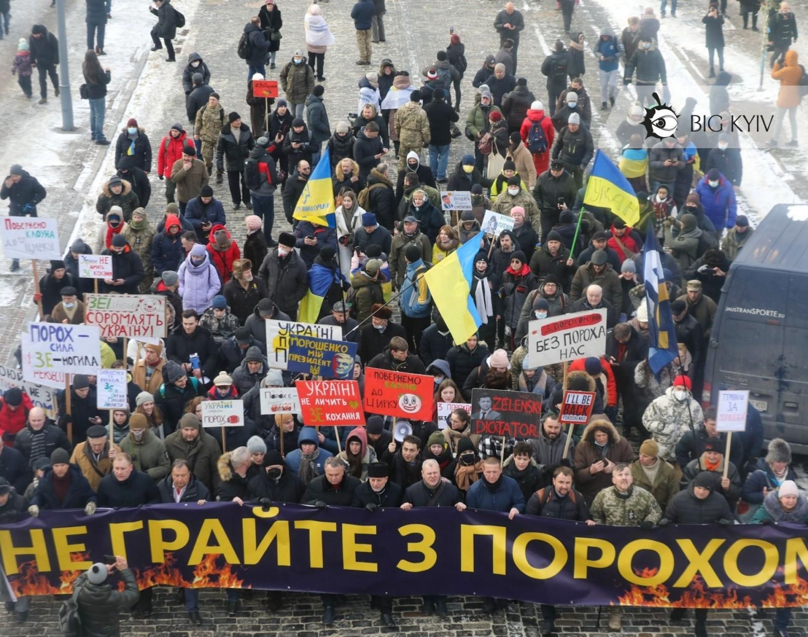 Суд над Порошенком: сутички з поліцією, хода центром Києва і “фаєр-шоу” на Банковій (ФОТОРЕПОРТАЖ)