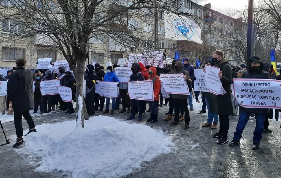 Українські моряки влаштували акцію протесту під посольством США в Києві