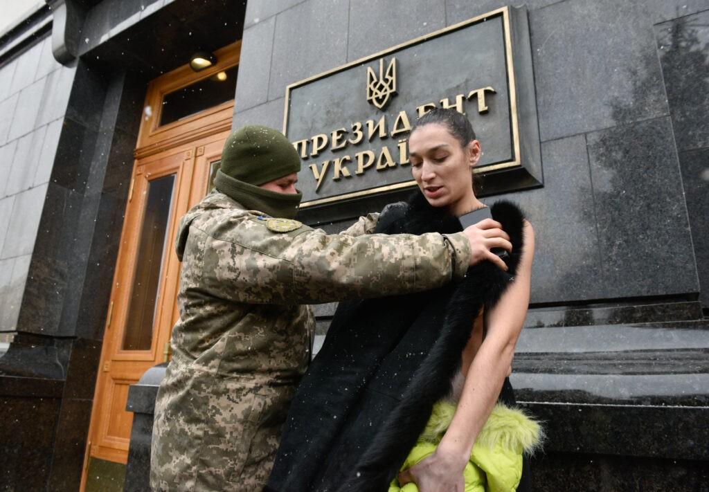 Активістка Femen влаштувала “оголений протест” біля Офісу Зеленського (ФОТО)