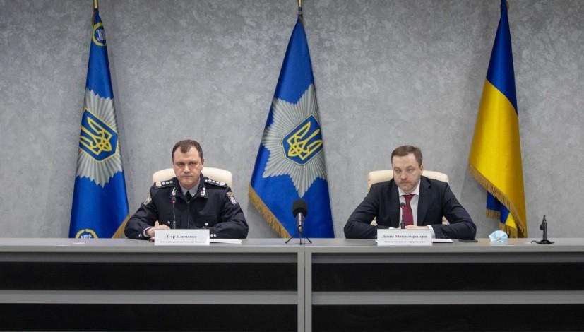 Фейкові протести, сутички, бутафорська кров. Про що говорили керівники МВС на “екстреному брифінгу”