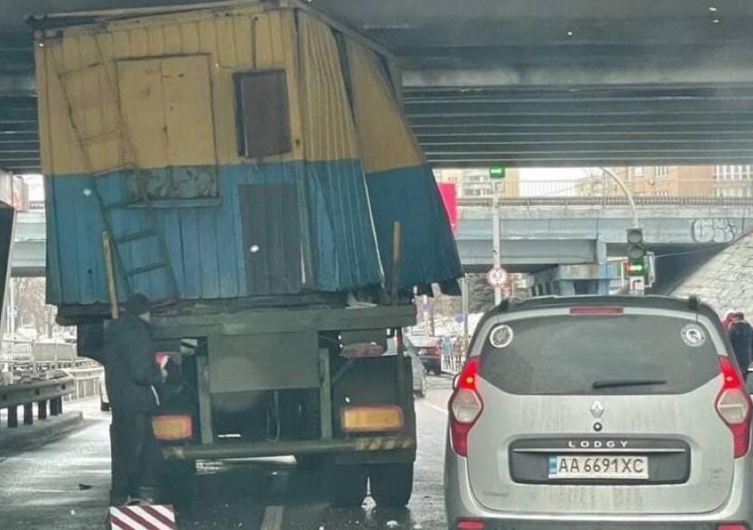 Не вистачило висоти. На Лівобережній вантажівка застрягла під мостом (ФОТО)