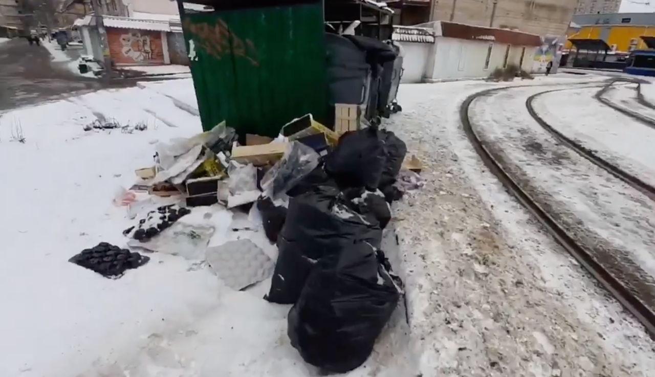 Біля столичного залізничного вокзалу помітили гори сміття (ФОТО, ВІДЕО)