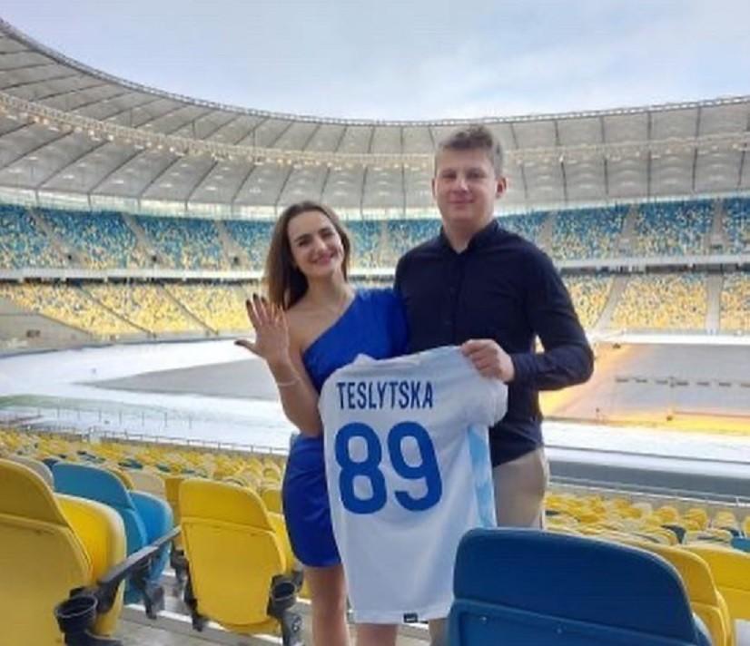 На НСК “Олімпійський” хлопець освідчився дівчині