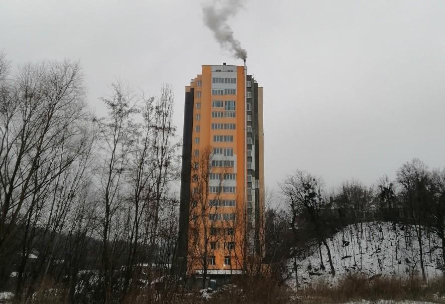 На Сирці мешканці проблемної недобудови обігріваються дровами (ФОТО)
