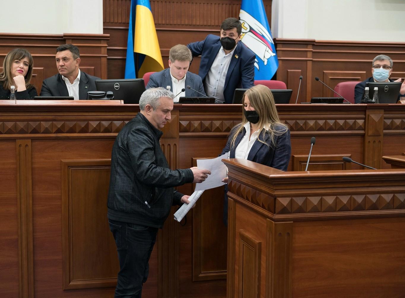 Поповнення у Київраді. Нова депутатка зайняла крісло Омельченка