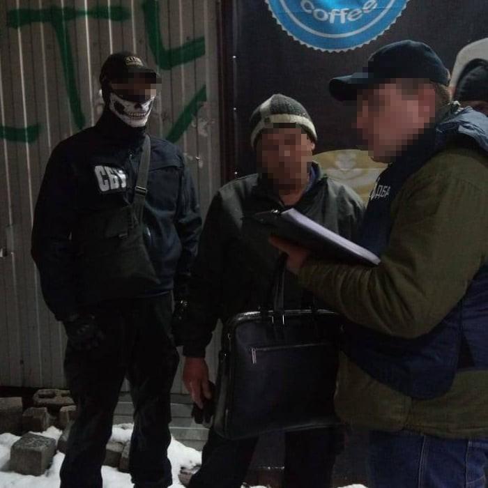 Корупція у Київському СІЗО: працівник за винагороду носив в’язням “запрещенку”