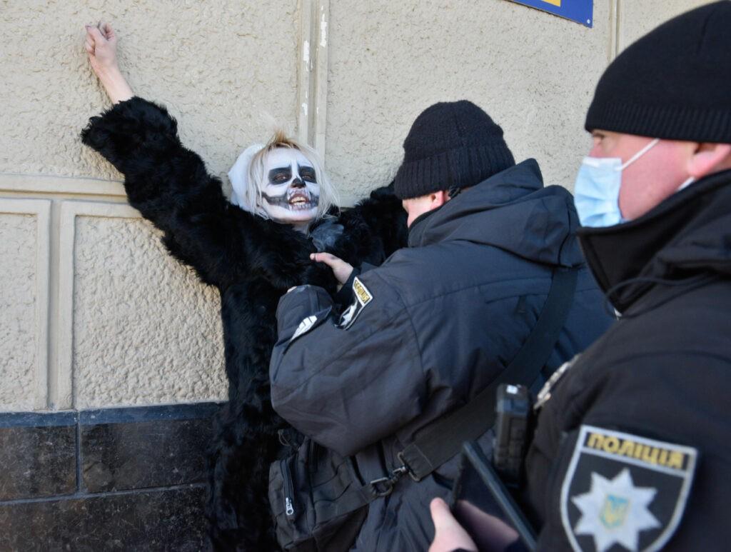 “Не вір! Не бійся! Не тікай!” Активістка FEMEN в образі смерті закликала киян не панікувати