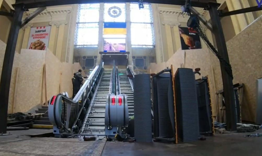 Хроніки ескалатора на залізничному вокзалі: вже змонтували сходинки та поручні