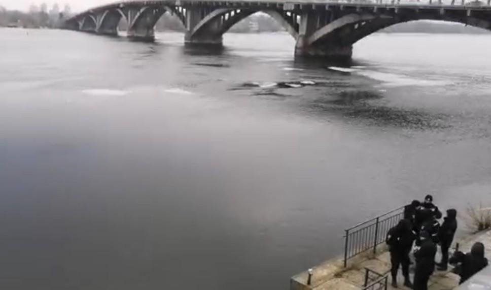 Поблизу мосту Метро виявили тіло темношкірого чоловіка (ВІДЕО)