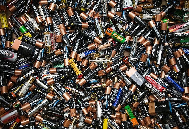 На Київщині людей просять не викидати до сміттєвих баків відпрацьовані батарейки
