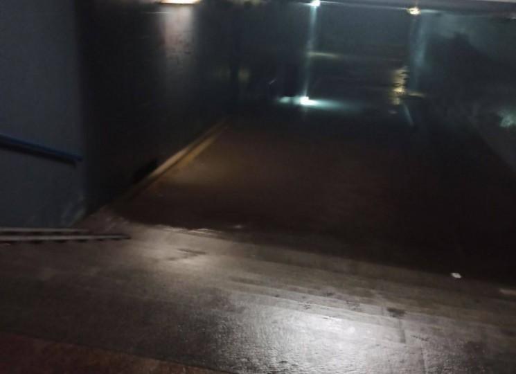 На “Видубичах” затопило підземний перехід (ФОТО)