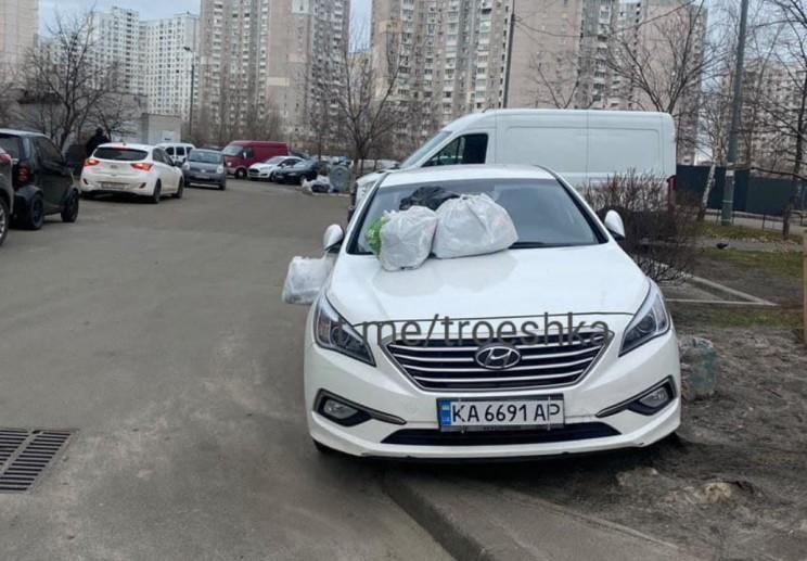 Бабусі готові порізати колеса: на Троєщині власник авта блокує вивезення сміття