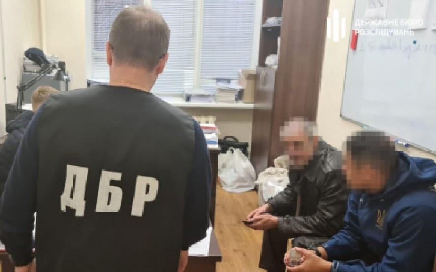 В столичному супермаркеті поліцейський відлупцював жінку без маски