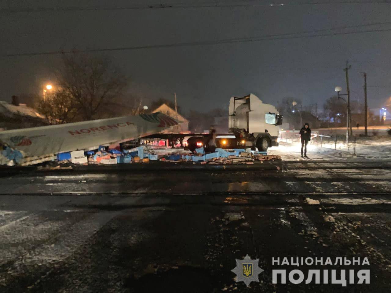 Машиніст з Київщини серйозно постраждав внаслідок зіткнення поїзда з фурою