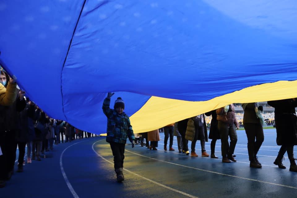 День єднання: центр Києва прикрасили, на “Олімпійському” розгорнули величезний прапор, в Раді співають (ФОТО, ВІДЕО)