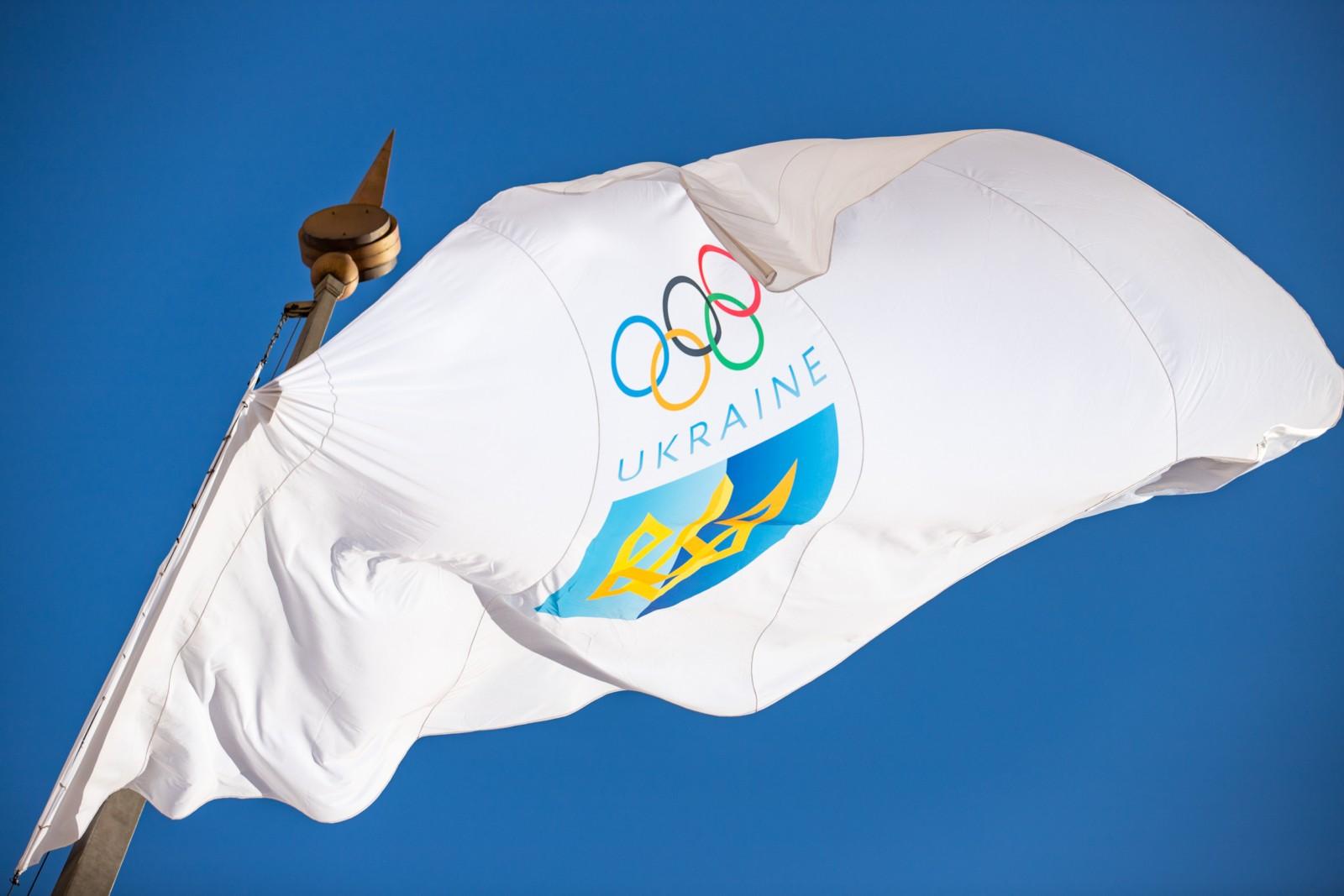 Біля КМДА замайорів стяг НОК з нагоди зимових Олімпійських ігор- 2022