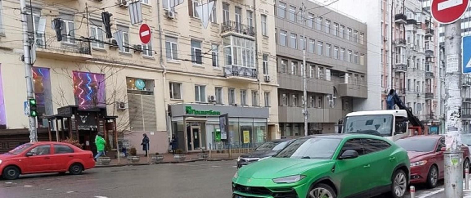 У центрі Києва комунальники “погрузили” на евакуатор Lamborghini