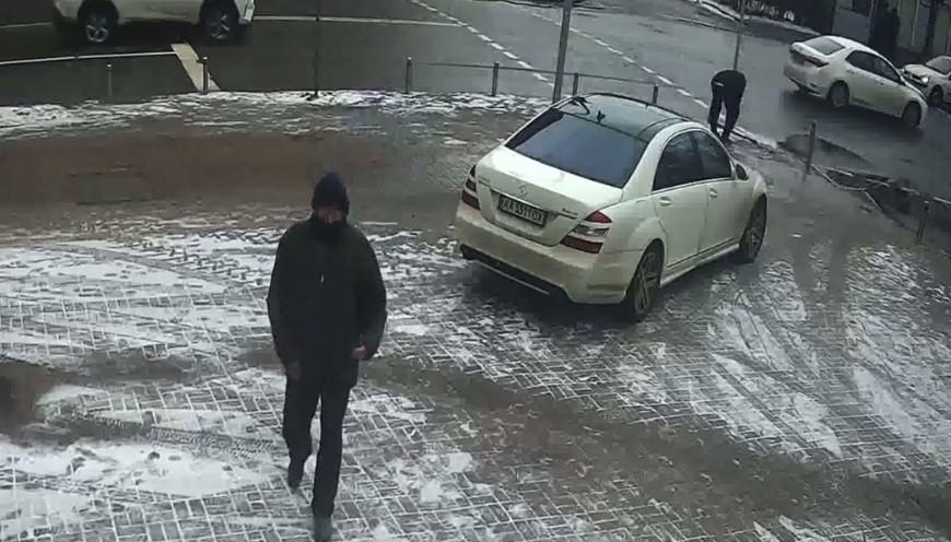 Зламав стовпчик, щоб проїхатися “зеброю”: в Києві помітили унікального “автолося” (ВІДЕО)