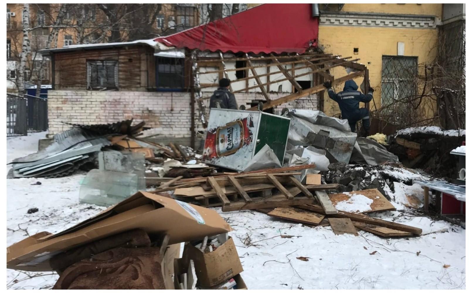 На Саксаганського комунальники знесли контейнери, в яких зимували безпритульні котики