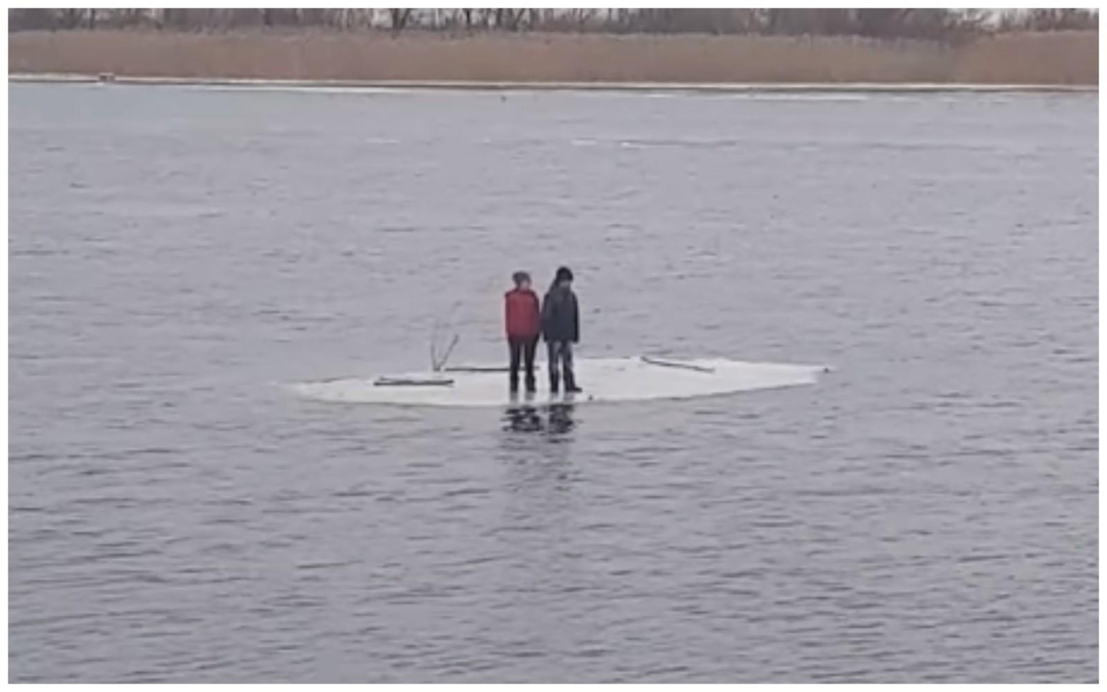 На Київському водосховищі двох підлітків на крижині віднесло далеко від берега