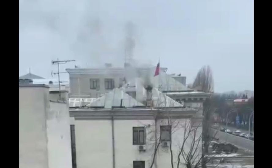 У ДСНС відреагували на повідомлення про дим з посольства РФ