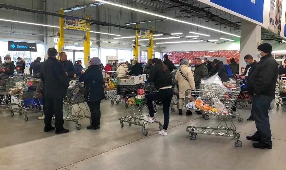 У Києві поступово відчиняються продуктові магазини, кав’ярні, СТО, перукарні