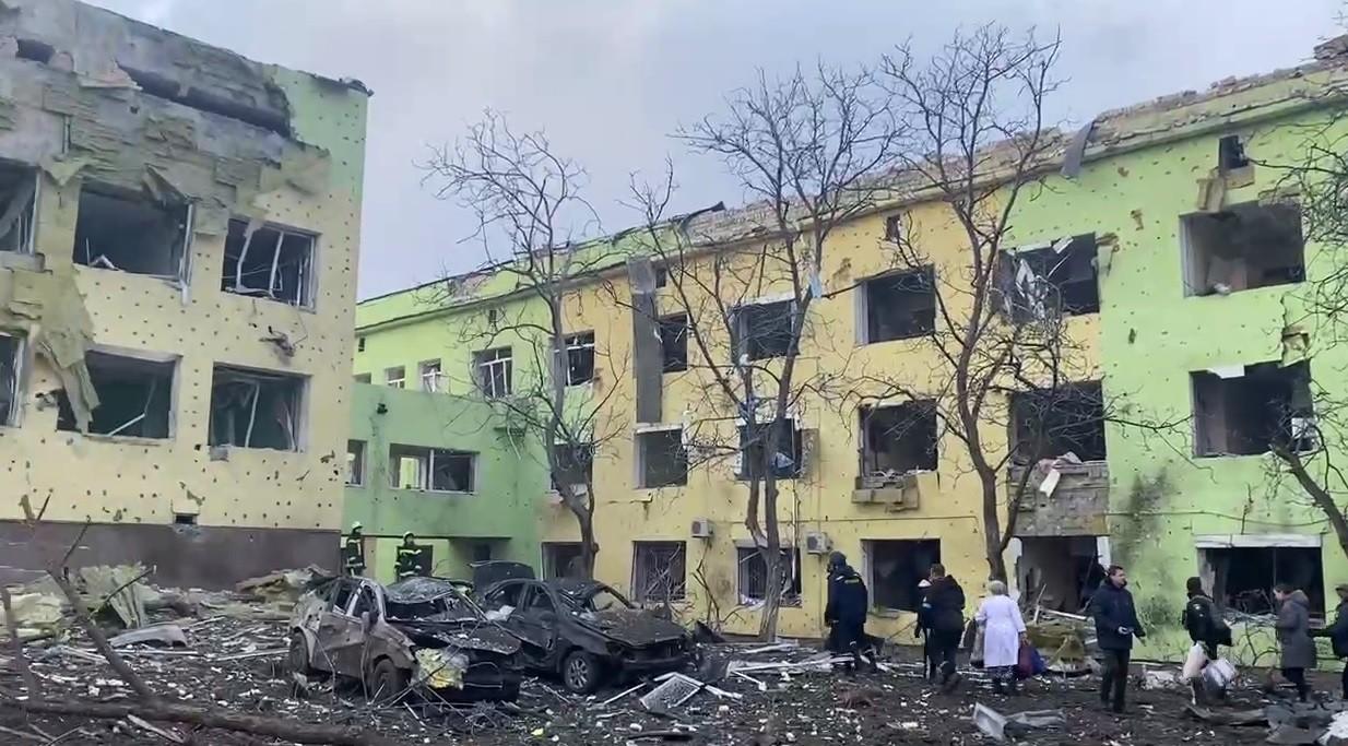 Фашисти з літаків цілеспрямовано розбомбили дитячу лікарню у Маріуполі